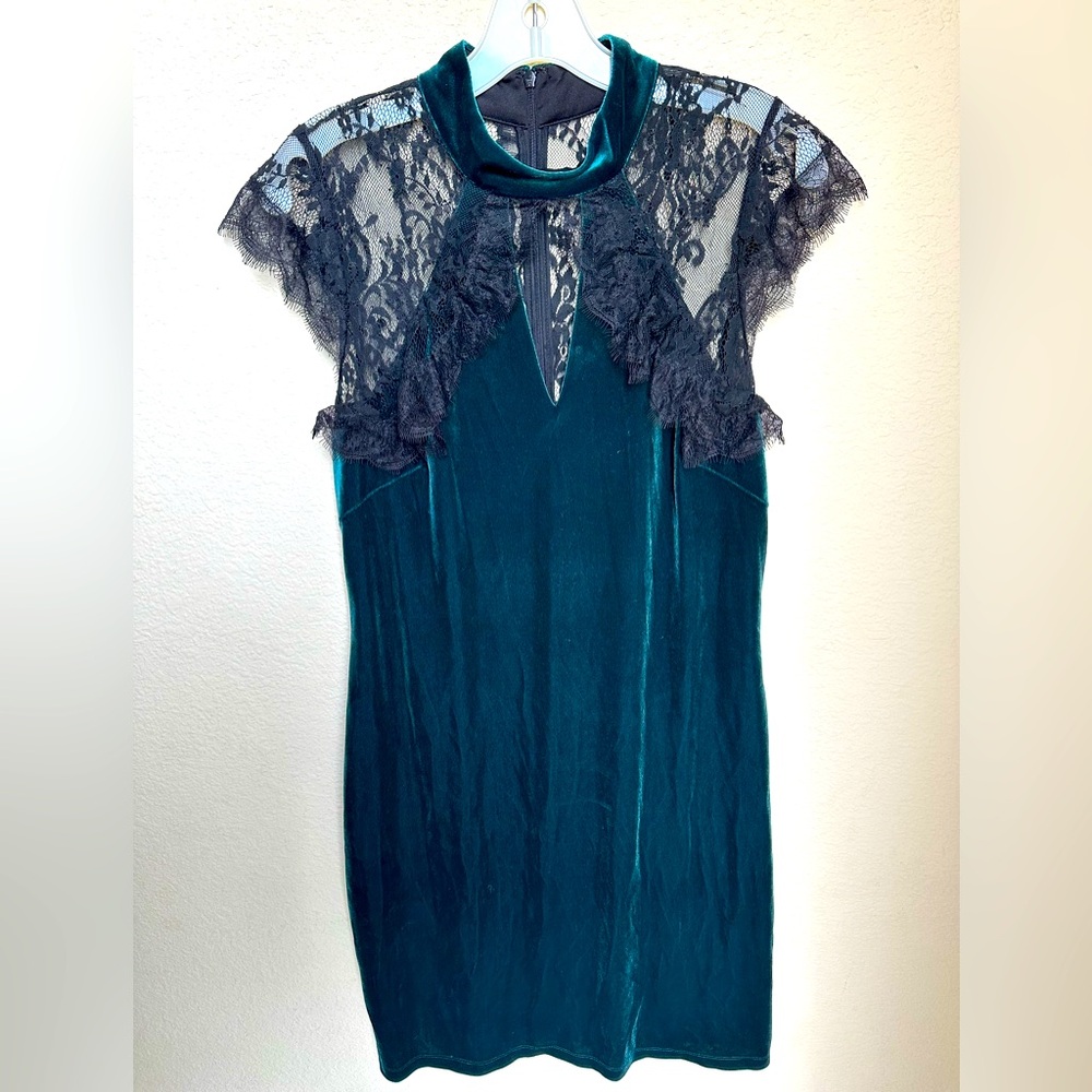 White House Black Market Dress Crushed Velvet Sheath Green Lace High Neck Size 4